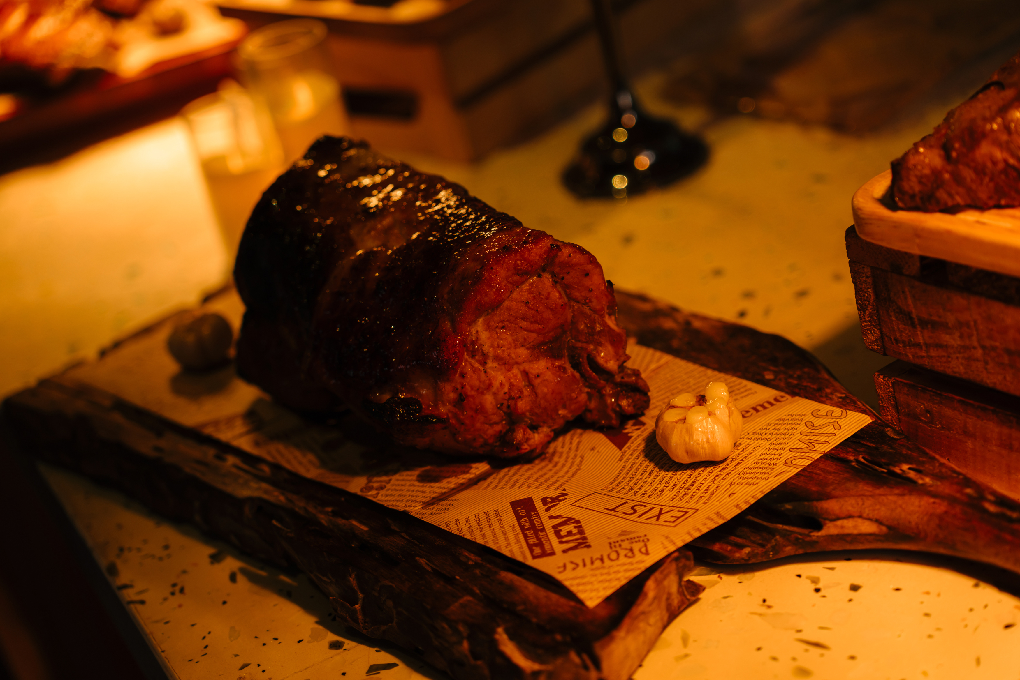 Món steak đặc trưng của Horizon trong ánh đèn ấm áp