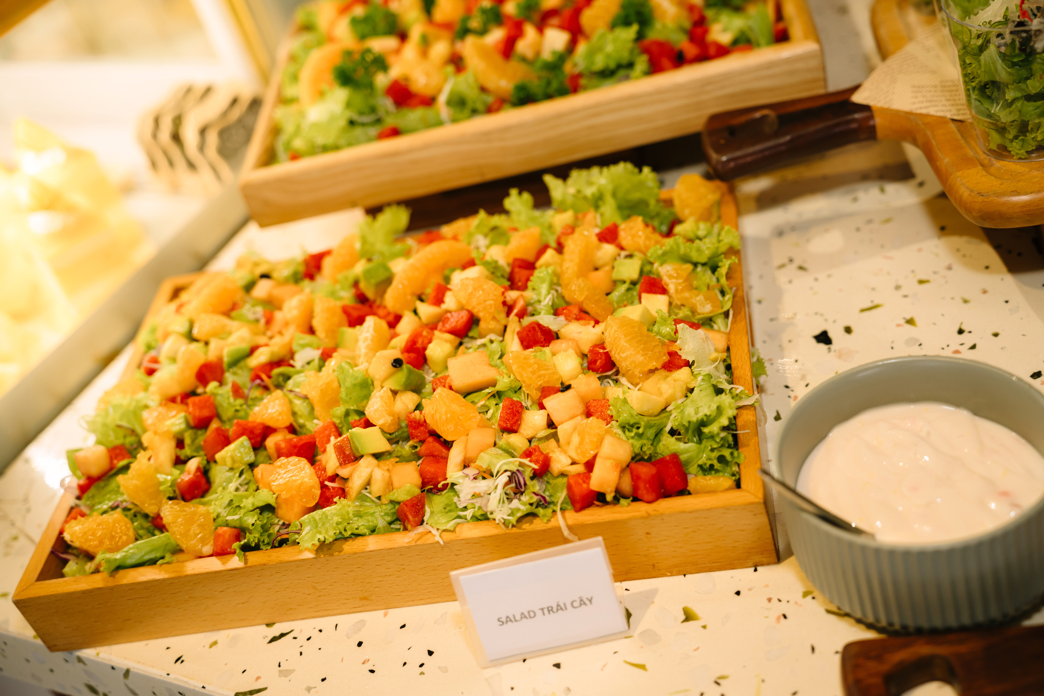 Khai vị Horizon với salad trái cây nhiệt đới tươi mát