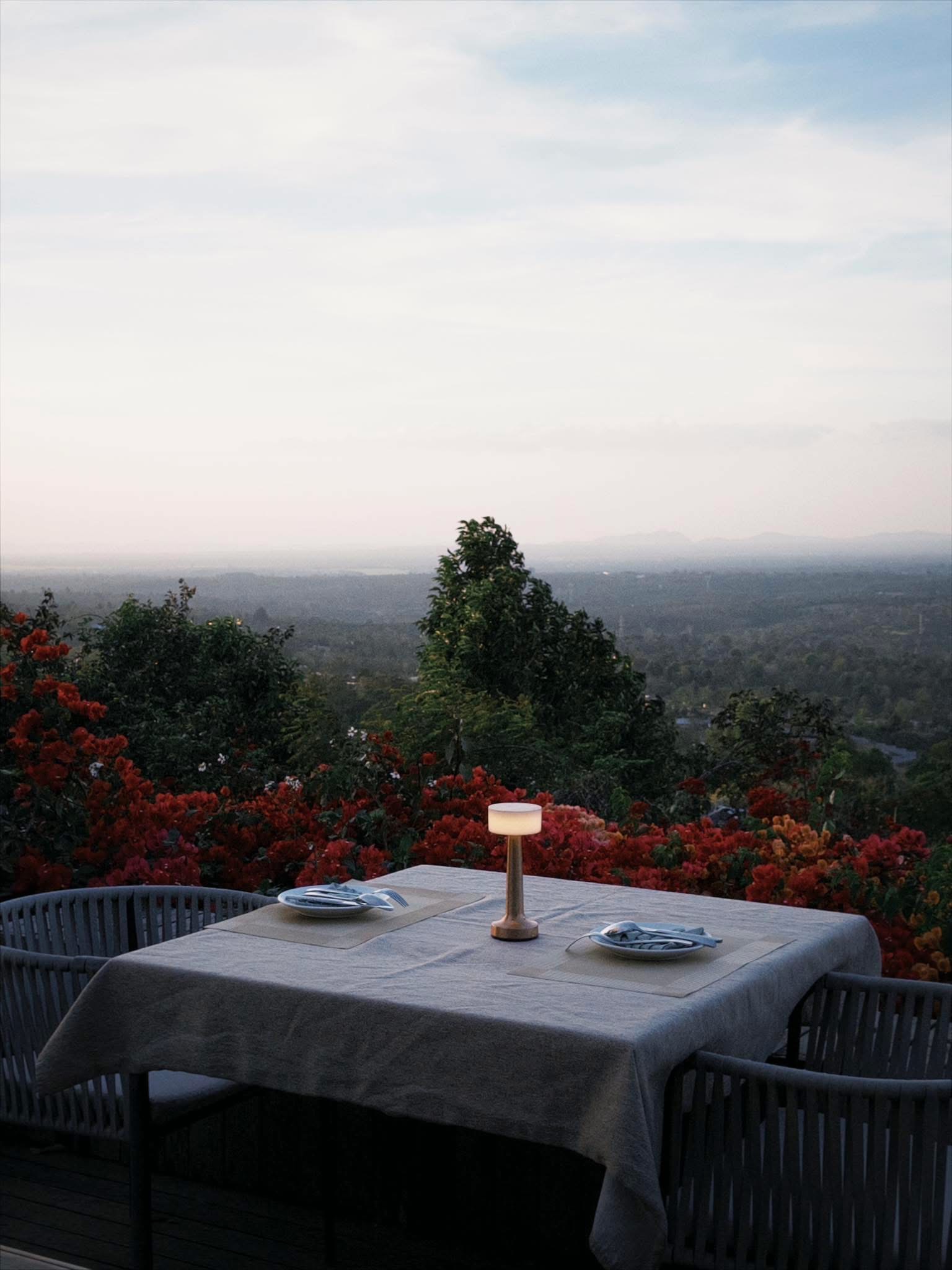 Tầm nhìn hoàng hôn phố núi từ sân thượng Horizon
