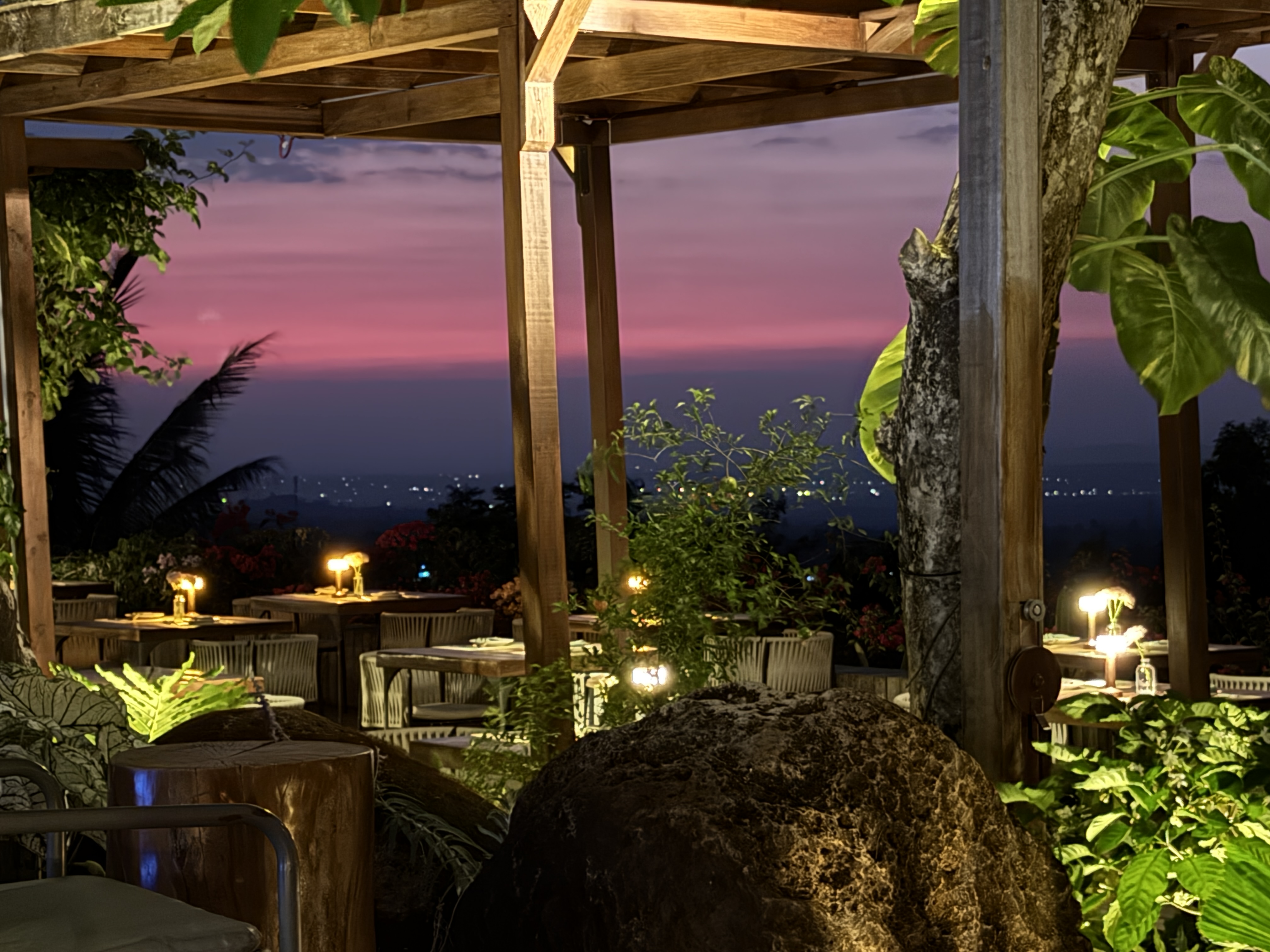 Khung cảnh sân vườn Horizon về đêm