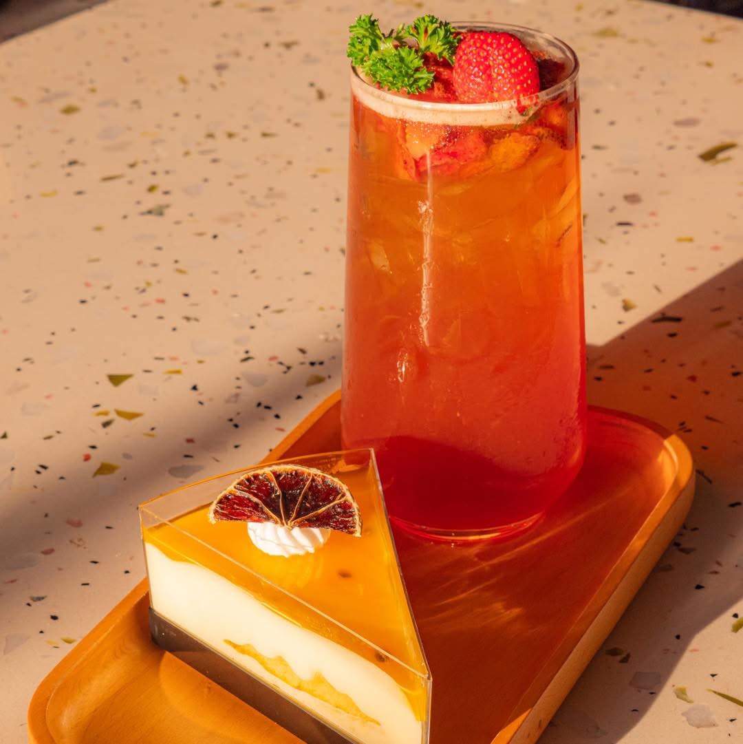 Ly cocktail trái cây của Horizon nổi bật dưới nắng chiều