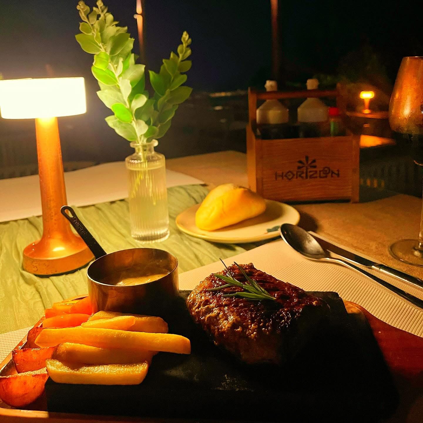 Striploin steak của Horizon dùng cùng khoai tây và sốt