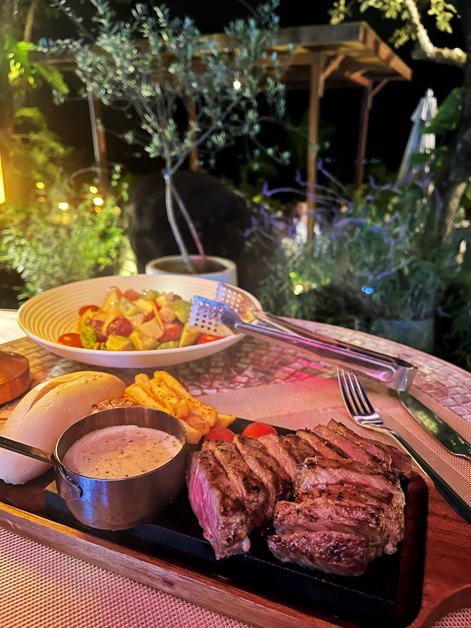 Phần steak cắt lát của Horizon trong không gian sân vườn ban đêm