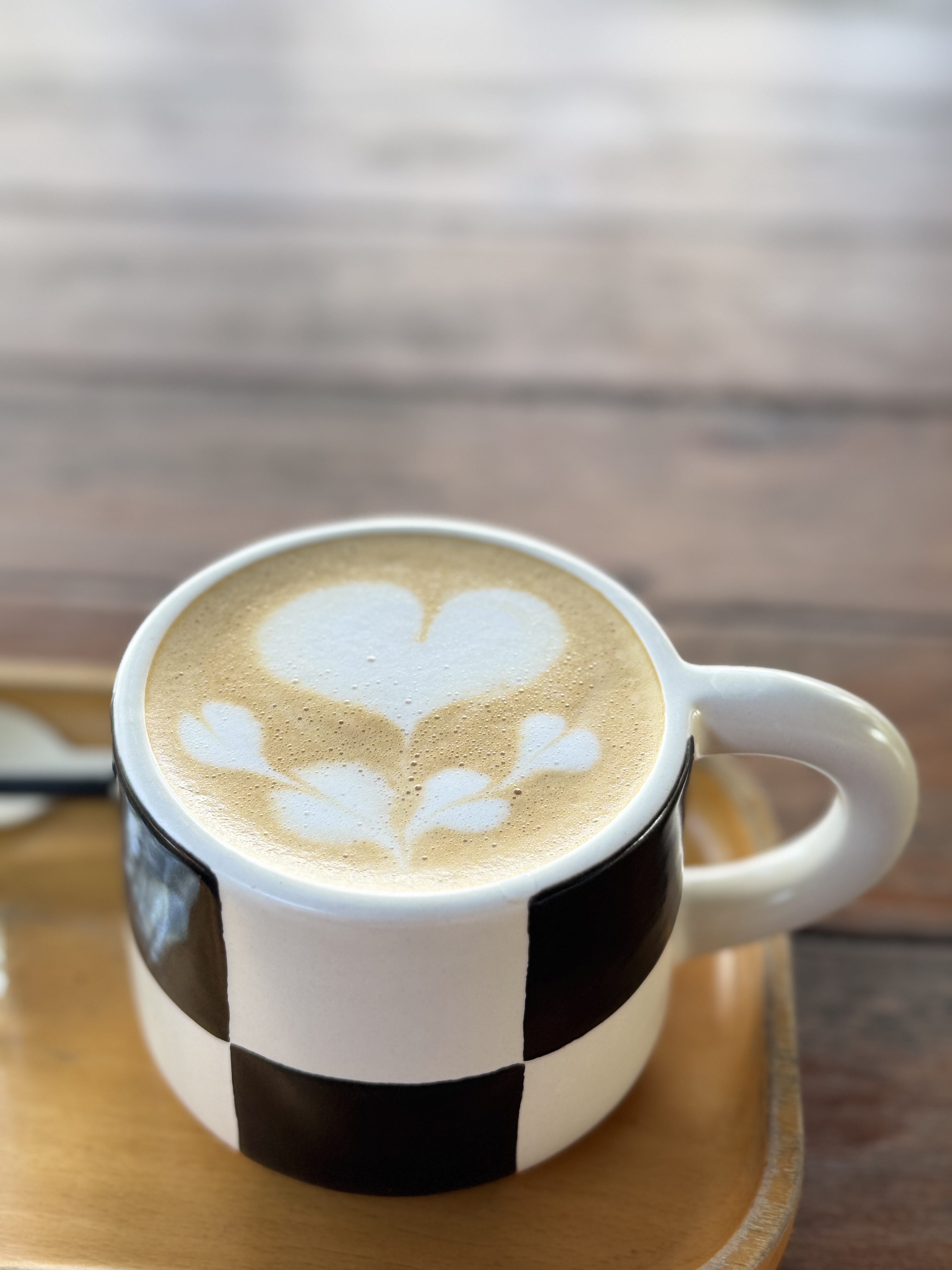 Tách latte art của Horizon trong ánh sáng ban ngày
