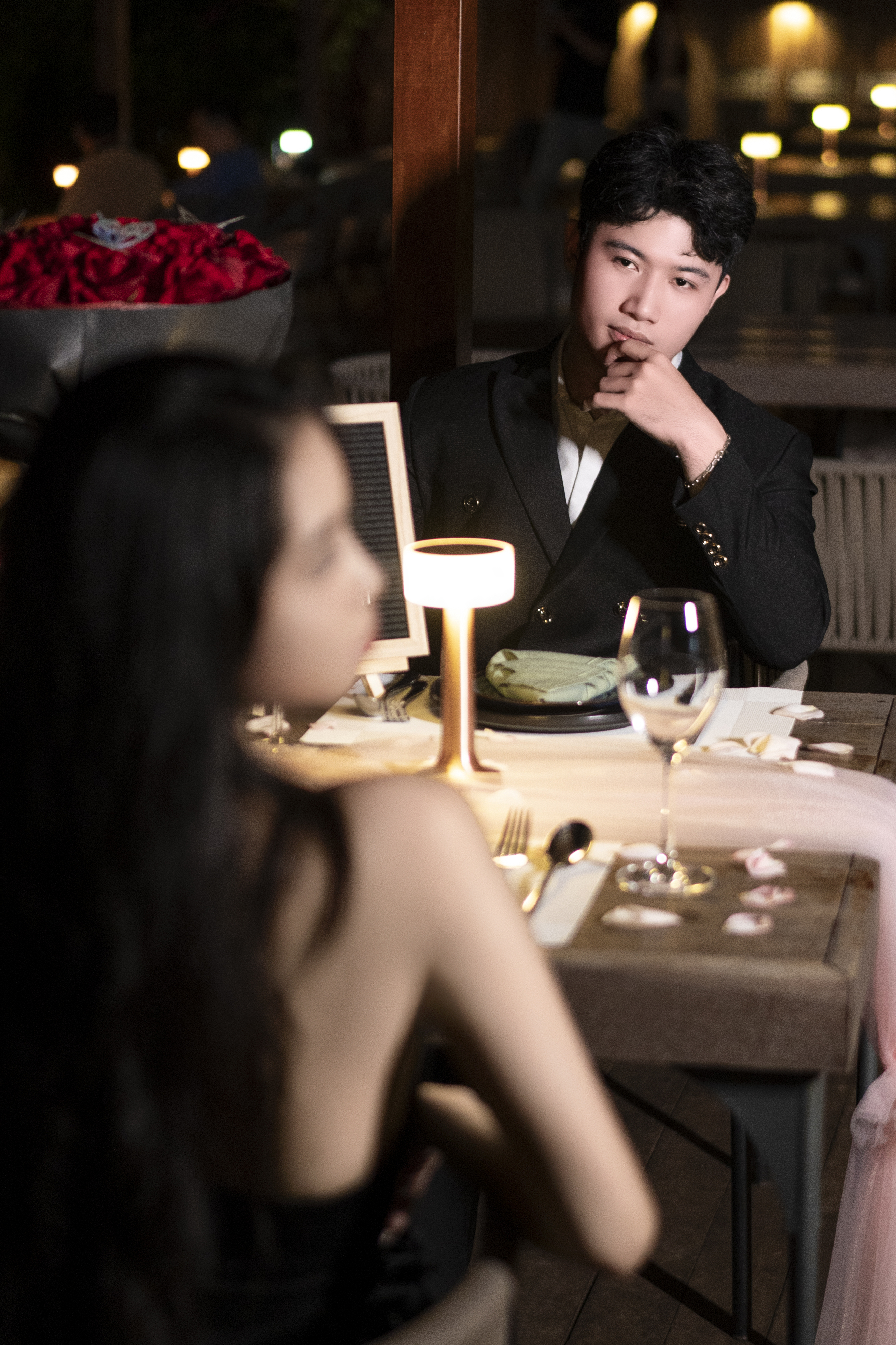 Cặp đôi dùng bữa tối tại Horizon