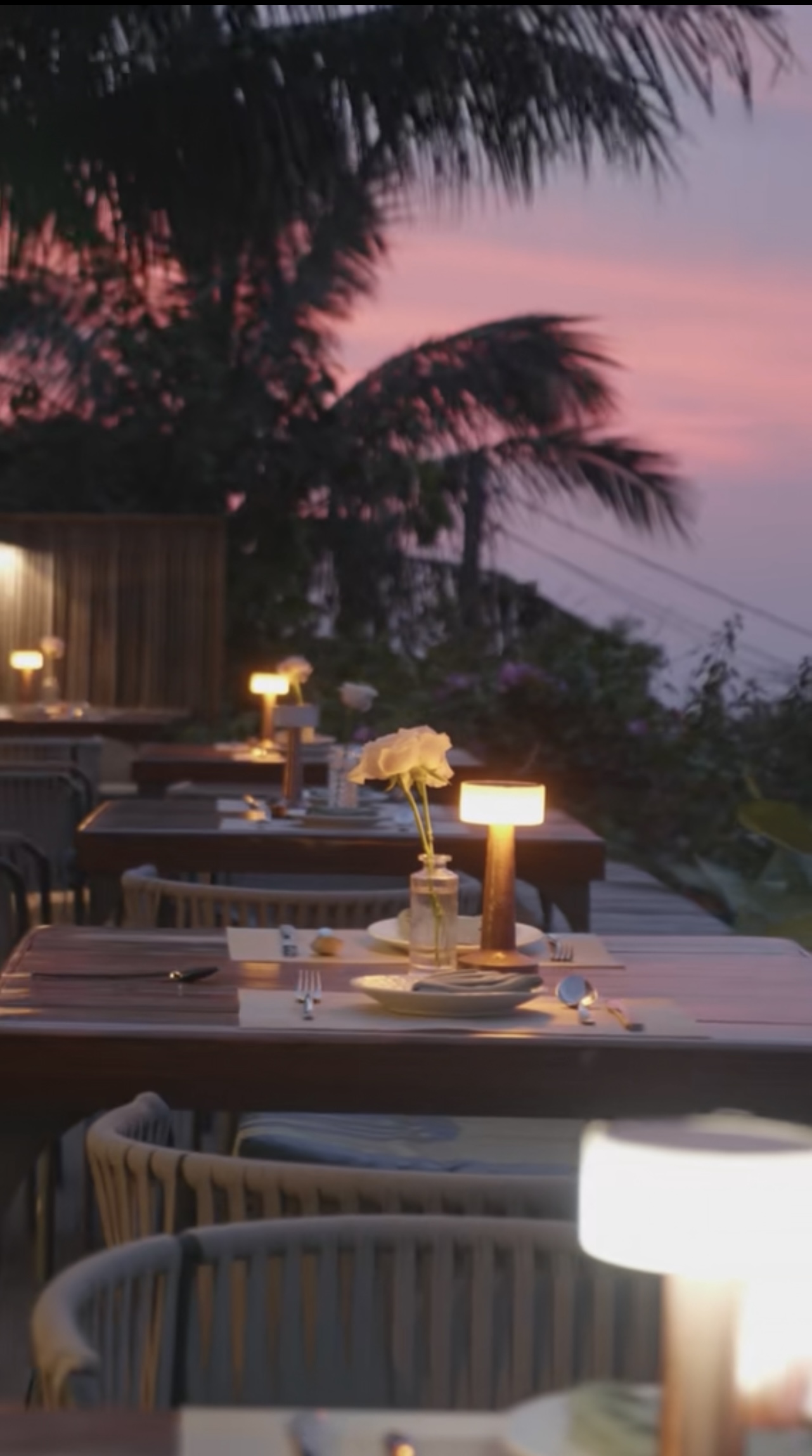 Không gian sân thượng Horizon lúc lên đèn với tông tím hồng