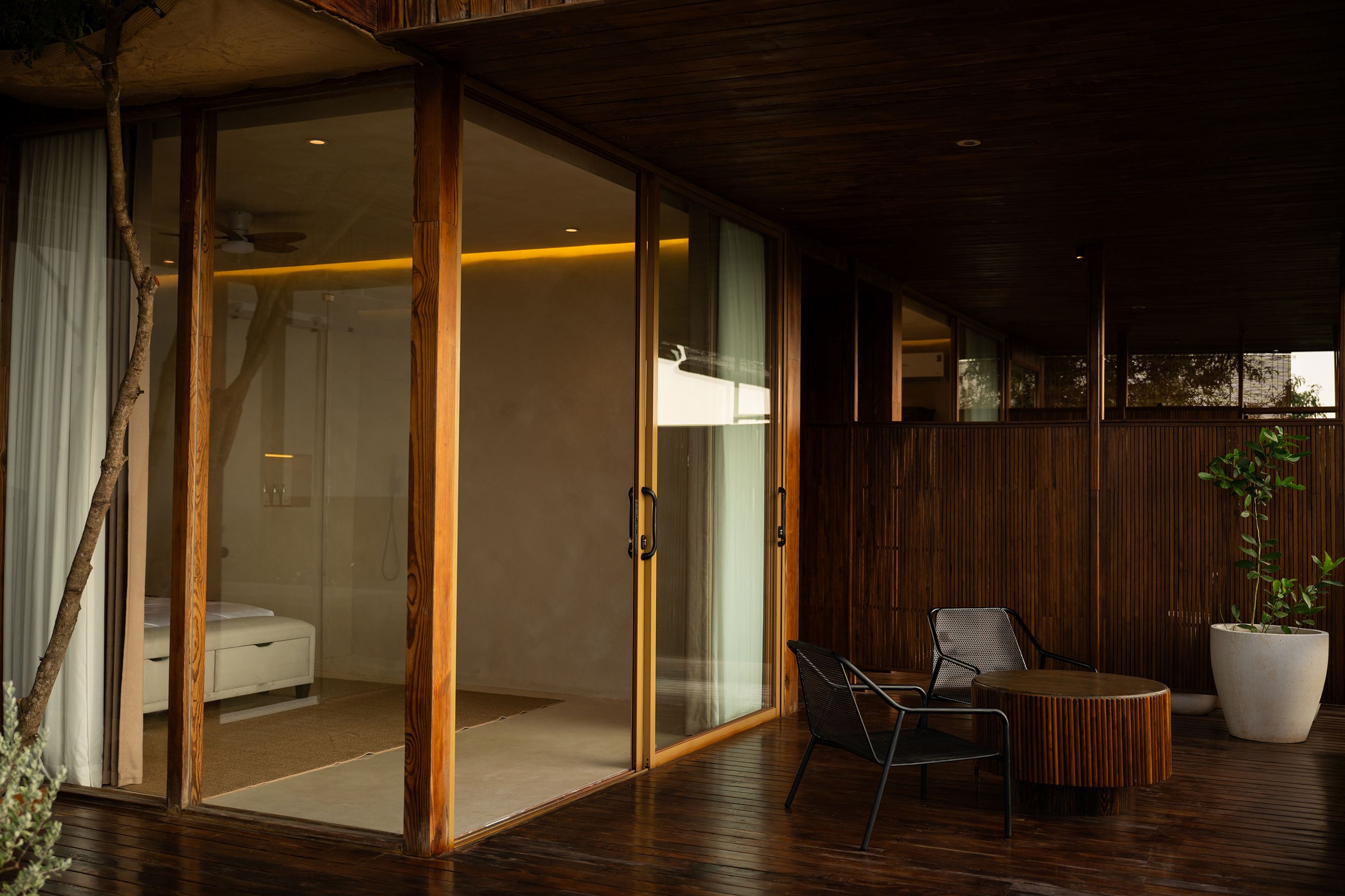 Lối gỗ dẫn vào bungalow giữa cây xanh