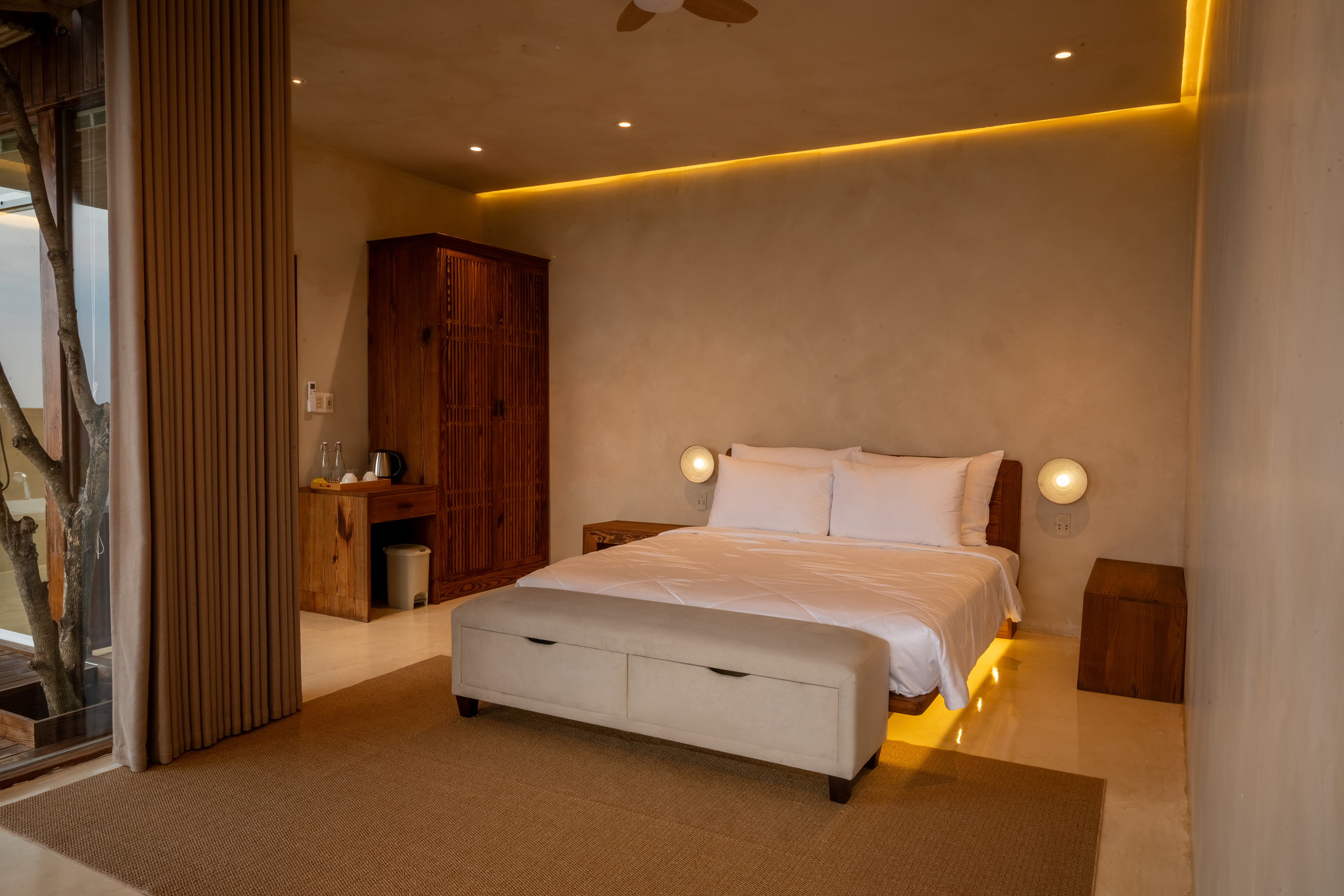 Phòng ngủ ánh vàng ấm với giường lớn