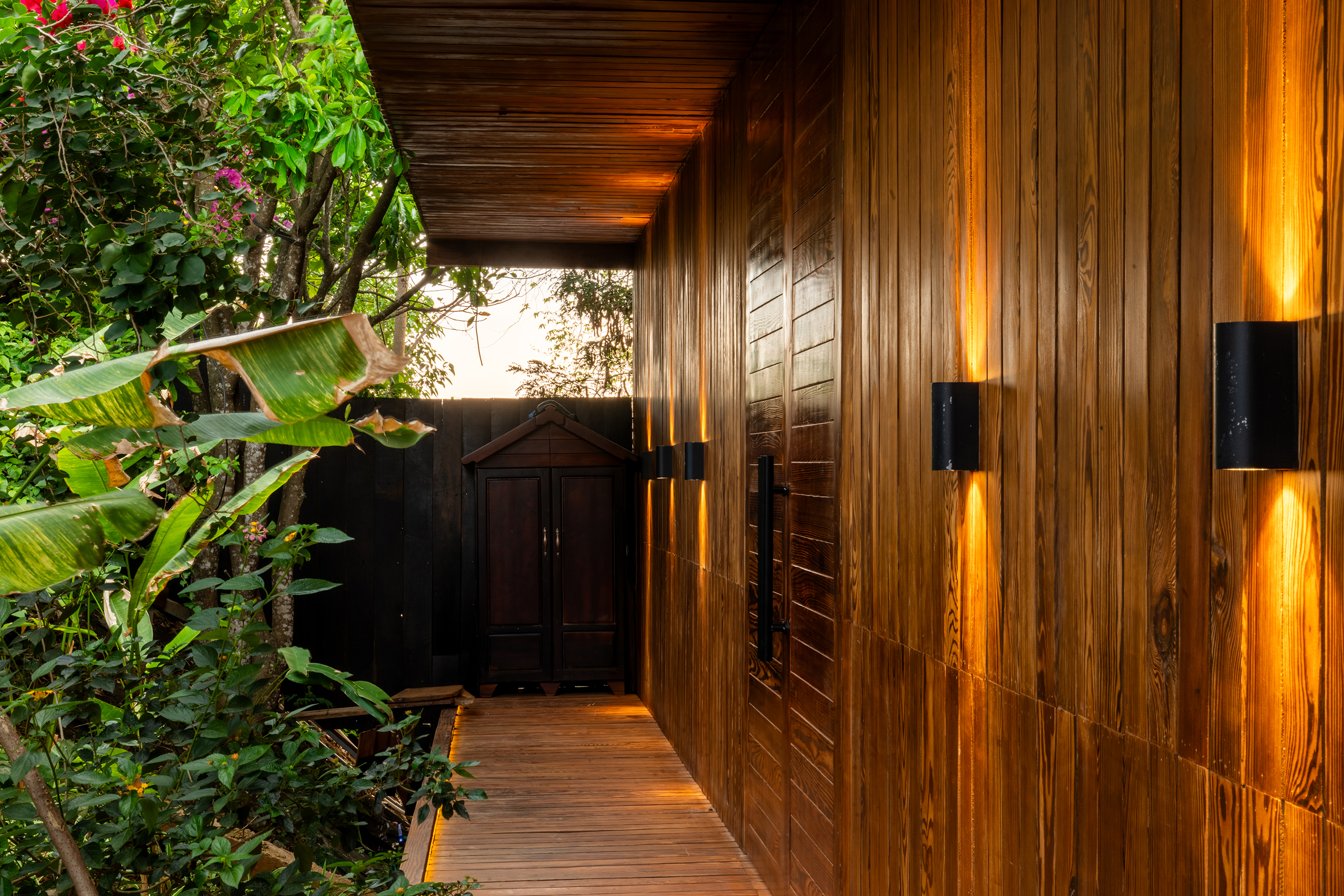 The Horizon Mountain Retreat trên triền đồi lúc hoàng hôn